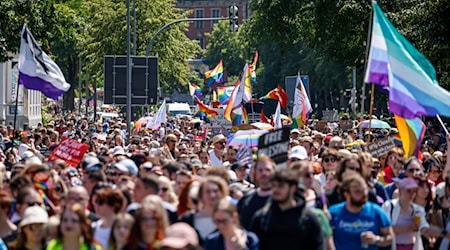Rund 10.000 Menschen sind beim Christopher Street Day in Oldenburg durch die Innenstadt gezogen.  / Foto: Focke Strangmann/dpa