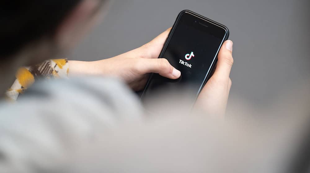 Ein Mindestalter von 14 Jahren für die Nutzung etwa der App Tiktok steht im Landtag zur Debatte. (Symbolbild) / Foto: Hannes P Albert/dpa/dpa-tmn