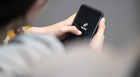 Ein Mindestalter von 14 Jahren für die Nutzung etwa der App Tiktok steht im Landtag zur Debatte. (Symbolbild) / Foto: Hannes P Albert/dpa/dpa-tmn