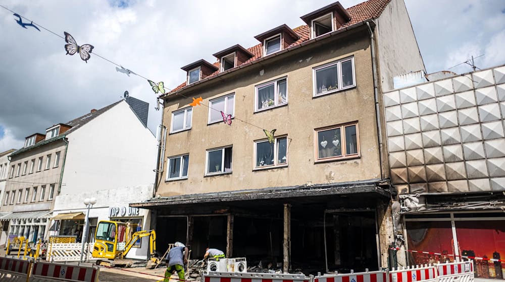 Nach dem Feuer in einem Wohn- und Geschäftshaus ermittelt die Polizei wegen des Verdachts eines Tötungsdelikts. (Archivbild) / Foto: Sina Schuldt/dpa