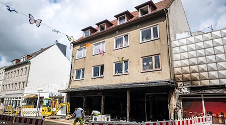 Nach dem Feuer in einem Wohn- und Geschäftshaus ermittelt die Polizei wegen des Verdachts eines Tötungsdelikts. (Archivbild) / Foto: Sina Schuldt/dpa