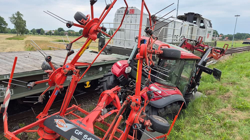 Bei dem Zusammenstoß verletzte sich die Treckerfahrerin schwer. / Foto: ./Freiwillige Feuerwehr Südheide/dpa