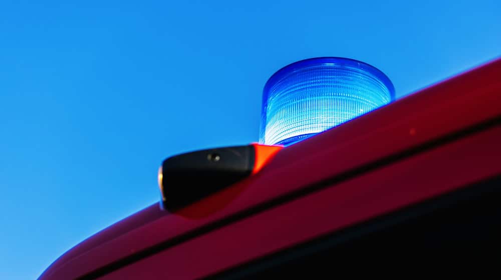 Dass er an einer Fahrzeugreihe hinter einem langsamen Traktor vorbeiziehen wollte, brachte einen Motorradfahrer in Lebensgefahr. (Symbolbild) / Foto: Philipp von Ditfurth/dpa
