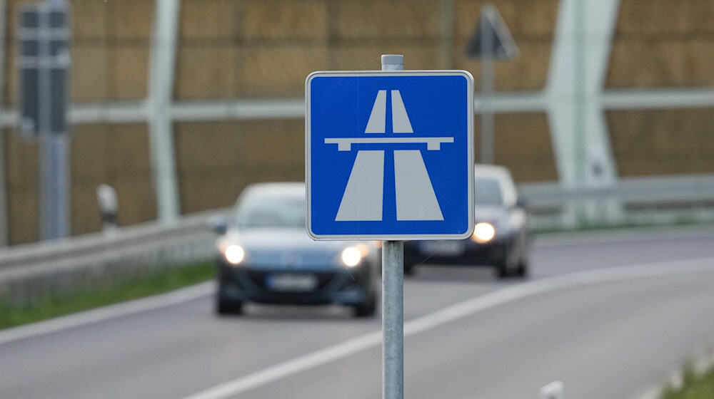 Die Polizei ermittelt wegen gefährlichen Eingriffs in den Straßenverkehr. (Symbolbild) / Foto: Soeren Stache/dpa