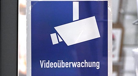 Für eine Videoüberwachung gibt es strenge Regeln. Menschen müssen darüber informiert werden. (Symbolbild)   / Foto: Martin Schutt/dpa