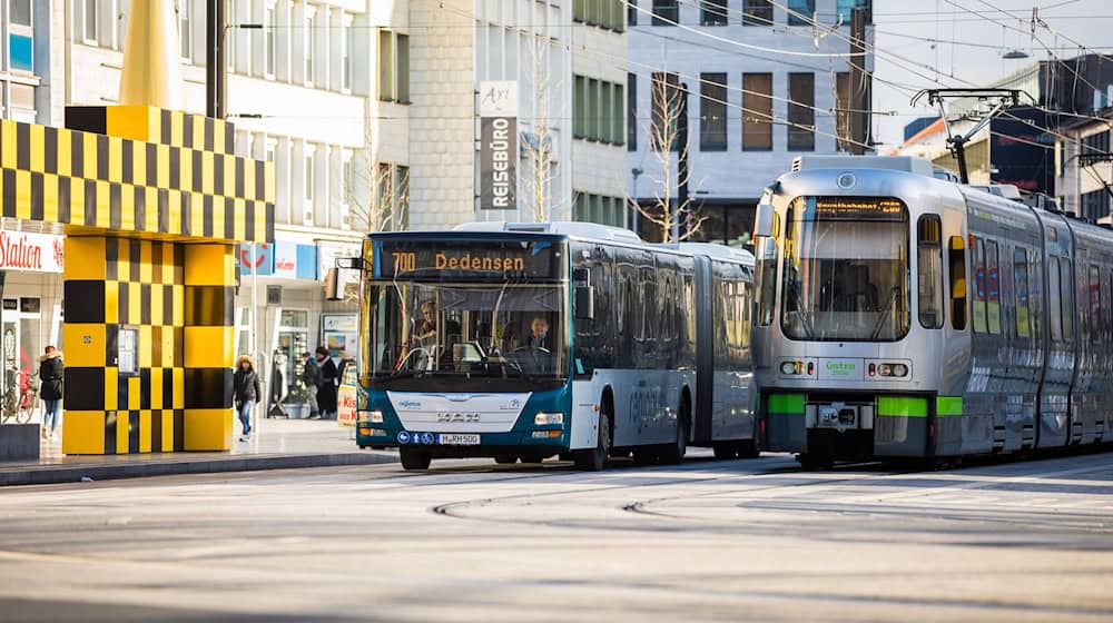 Kommunale Spitzenverbände und Verkehrsverbünde haben eine gemeinsame Erklärung abgegeben. (Symbolbild) / Foto: Moritz Frankenberg/dpa