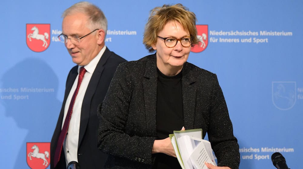 Verfassungsschutzpräsident Dirk Pejril und Innenministerin Daniela Behrens sehen einen Anstieg des Rechtsextremismus in Niedersachsen. (Archivbild) / Foto: Julian Stratenschulte/dpa