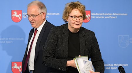 Verfassungsschutzpräsident Dirk Pejril und Innenministerin Daniela Behrens sehen einen Anstieg des Rechtsextremismus in Niedersachsen. (Archivbild) / Foto: Julian Stratenschulte/dpa