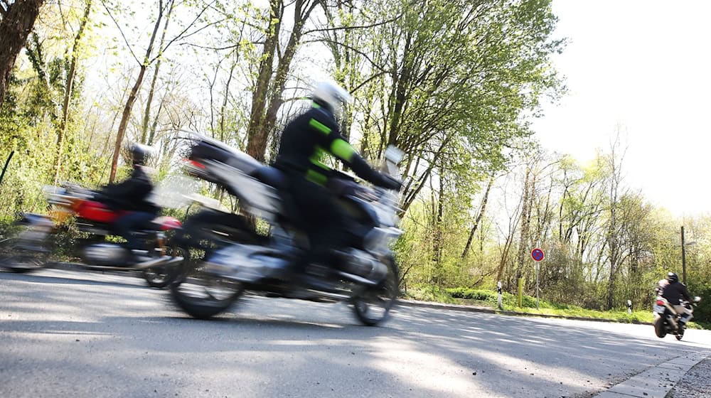 Auf einem Motorrad ist ein Mann im Ammerland gleich zwei Streifwagen entkommen. (Symbolbild) / Foto: Roland Weihrauch/dpa