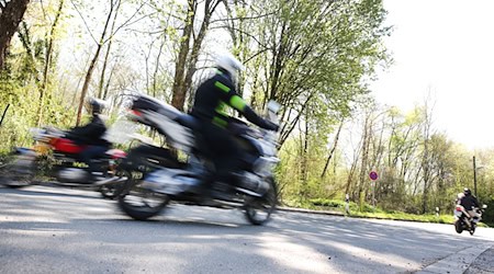 Auf einem Motorrad ist ein Mann im Ammerland gleich zwei Streifwagen entkommen. (Symbolbild) / Foto: Roland Weihrauch/dpa