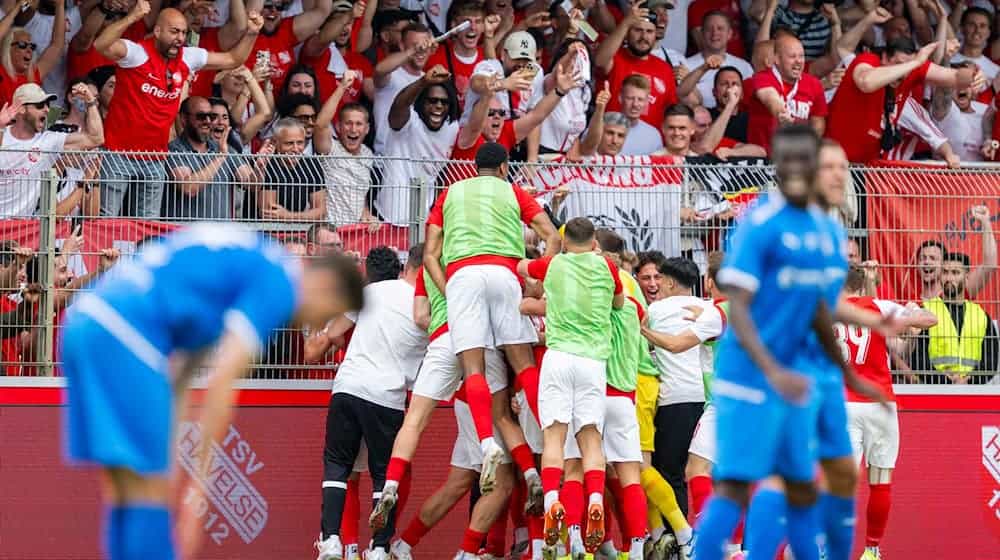 Die Spieler von Havelse bejubeln die Führung. / Foto: David Inderlied/dpa