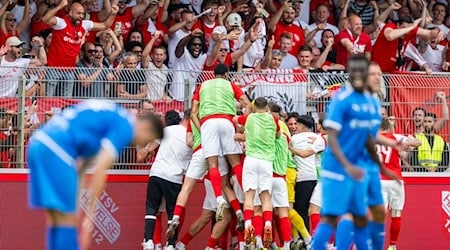 Die Spieler von Havelse bejubeln die Führung. / Foto: David Inderlied/dpa