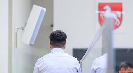 Der angeklagte Staatsanwalt bestreitet, Geld von einer internationalen Bande von Kokainhändlern angenommen zu haben.  (Archivbild) / Foto: Julian Stratenschulte/dpa