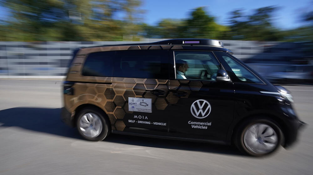 Der ID Buzz - hier noch als Prototyp - soll unter anderem in Hamburg unterwegs sein. (Archivbild) / Foto: Marcus Brandt/dpa