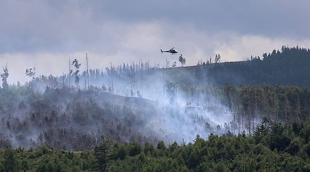 Zum Einsatz kommt auch ein Hubschrauber. / Foto: Matthias Bein/dpa