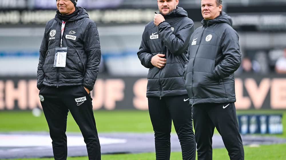 Arbeiten in Bremen weiter zusammen: Werders neuer Trainer Horst Steffen (l) und sein Assistent Raphael Duarte (M)  / Foto: Silas Schueller/DeFodi Images/dpa