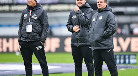 Arbeiten in Bremen weiter zusammen: Werders neuer Trainer Horst Steffen (l) und sein Assistent Raphael Duarte (M)  / Foto: Silas Schueller/DeFodi Images/dpa