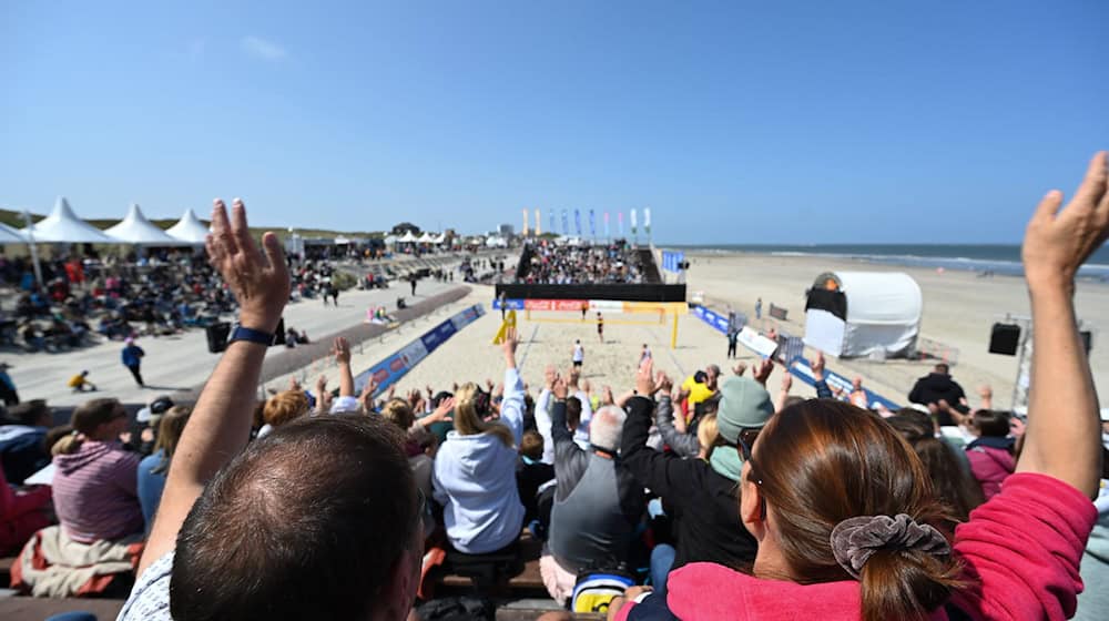Am Strand der Insel wird während des White Sands Festivals wieder ein Center Court für die Beachvolleyball-Turniere aufgebaut. (Archivbild) / Foto: Lars Penning (klemmer)/dpa