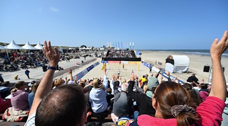 Am Strand der Insel wird während des White Sands Festivals wieder ein Center Court für die Beachvolleyball-Turniere aufgebaut. (Archivbild) / Foto: Lars Penning (klemmer)/dpa