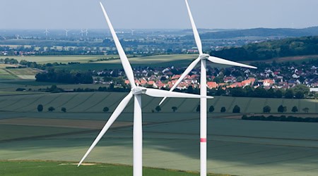 Vertreter der Windenergiebranche bewerten die Geschäftsbedingungen schlechter als in der Vergangenheit. (Archivbild)   / Foto: Julian Stratenschulte/dpa