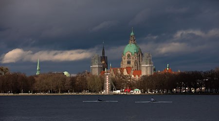 Zum Wochenstart soll es in Niedersachsen zunächst Wolken geben. (Symbolbild) / Foto: Moritz Frankenberg/dpa