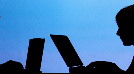 Zu viele digitale Gespräche können schädlich für die Sprachentwicklung von Kindern sein, heißt es von der Krankenkasse. (Symbolfoto) / Foto: Armin Weigel/dpa