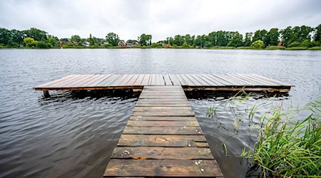 Die Wasserqualität der Badeseen im Nordwesten ist gut - mit zwei Ausnahmen. (Archivbild)  / Foto: Sina Schuldt/dpa
