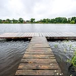 Die Wasserqualität der Badeseen im Nordwesten ist gut - mit zwei Ausnahmen. (Archivbild)  / Foto: Sina Schuldt/dpa
