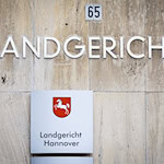 Zwei Polizisten müssen sich wegen Diebstahls mit Waffen vor dem Landgericht Hannover verantworten. (Archivbild) / Foto: Moritz Frankenberg/dpa
