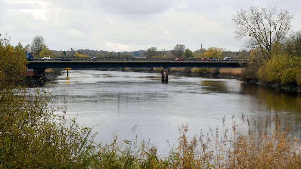 Die Lesum fließt in Bremen in die Weser. In dem Fluss ist ein 13-Jähriger ertrunken. (Symbolfoto) / Foto: Michael Bahlo/dpa