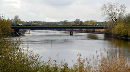 Die Lesum fließt in Bremen in die Weser. In dem Fluss ist ein 13-Jähriger ertrunken. (Symbolfoto) / Foto: Michael Bahlo/dpa