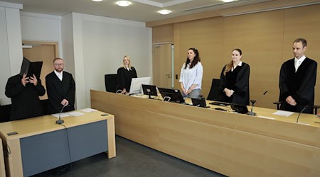 Er soll gegen ihren Willen Sex mit einer 14-Jährigen gehabt haben - dafür soll ein Arzt ins Gefängnis. / Foto: David Ebener/dpa