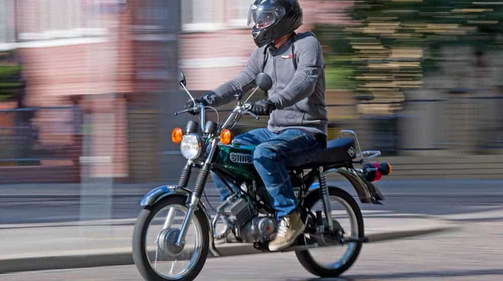 Mit einem fast 40 Jahre alten Versicherungskennzeichen ist ein 15-Jähriger auf einem Mofa unterwegs gewesen. (Symbolbild) / Foto: Hendrik Schmidt/dpa-Zentralbild/dpa