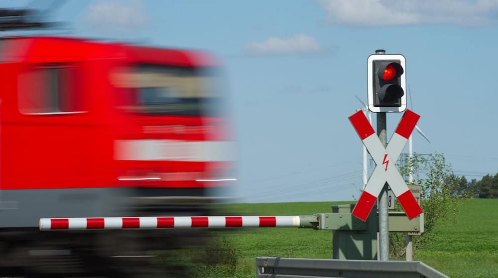 Eine Fußgängerin betrat trotz geschlossener Schranken einen Bahnübergang und wurde von einem Zug erfasst. (Symbolfoto) / Foto: Patrick Pleul/dpa-Zentralbild/dpa