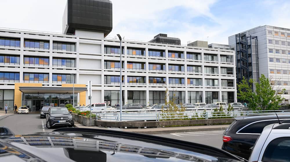 Hauptgebäude der Universitätsmedizin Göttingen. Durch Partnerschaften etwa zwischen Hochschulen und Unternehmen will Niedersachsen im Bereich der Lebenswissenschaften mit der Region Hannover-Göttingen-Braunschweig weltweit führend werden. (Symbolbild) / Foto: Swen Pförtner/dpa