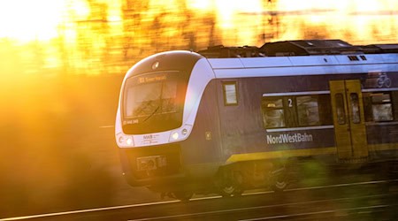 Einige Fahrgäste wählten laut der Bundespolizei den Notruf, nachdem der Zug infolge eines Defekts auf freier Strecke stoppen musste. (Symbolbild) / Foto: Sina Schuldt/dpa