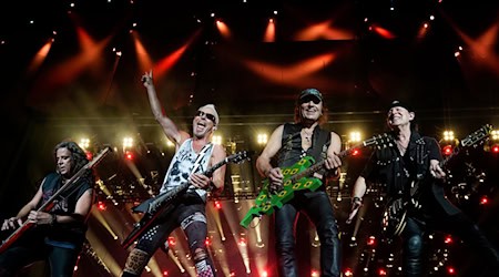 Fans schwärmen von der Energie der Scorpions auf der Bühne. (Archivbild) / Foto: Leo Correa/AP/dpa
