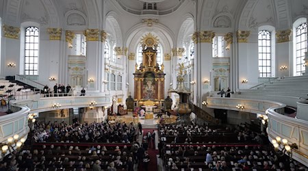Rund 800 Gäste sind laut NDR gekommen. / Foto: Marcus Brandt/dpa