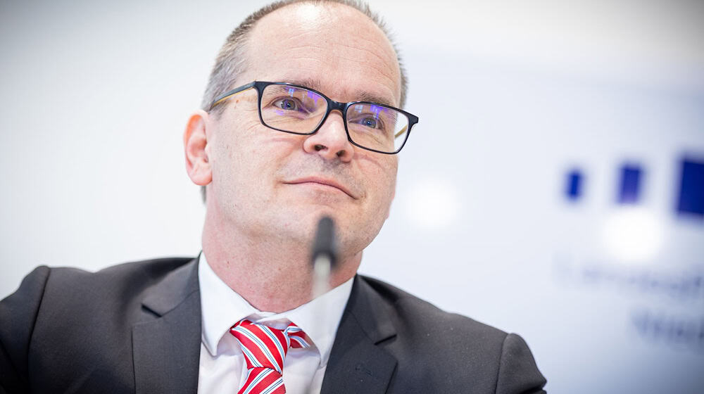 Auf einem nationalen Stahlgipfel gäbe es viel zu besprechen, sagt Wirtschaftsminister Tonne. (Archivbild) / Foto: Moritz Frankenberg/dpa
