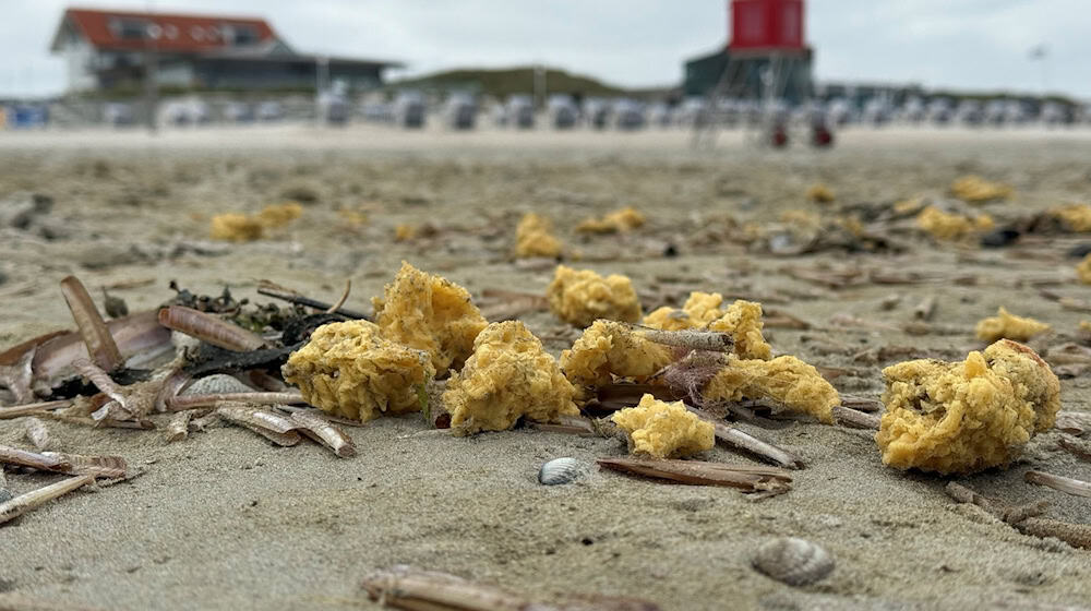 Im Mai wurden schon einmal wachsartige Klumpen am Strand von Norderney angespült. (Archivbild) / Foto: Volker Bartels/dpa