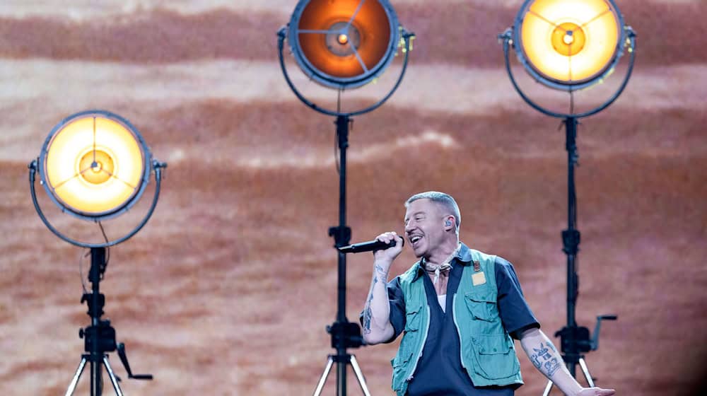 Unter Beobachtung: Macklemore soll trotz massiver Kritik beim Deichbrand-Festival auftreten. (Archivbild) / Foto: Christoph Reichwein/dpa