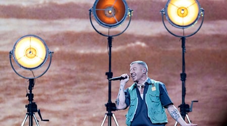 Unter Beobachtung: Macklemore soll trotz massiver Kritik beim Deichbrand-Festival auftreten. (Archivbild) / Foto: Christoph Reichwein/dpa