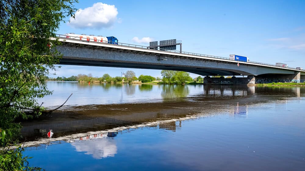 Die Sanierung der Weserbrücke im Verlauf der A1 führt zu starken Verkehrsbehinderungen. (Archivbild) / Foto: Sina Schuldt/dpa