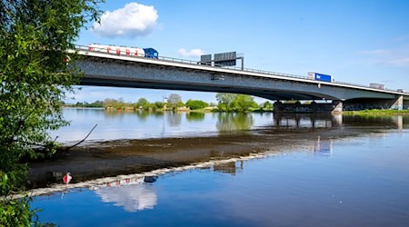 Die Sanierung der Weserbrücke im Verlauf der A1 führt zu starken Verkehrsbehinderungen. (Archivbild) / Foto: Sina Schuldt/dpa