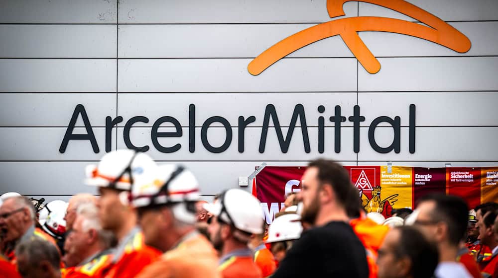 ArcelorMittal-Beschäftigte machten bei einer Kundgebung ihrem Ärger über die Zukunft des Werks Luft. (Archivbild) / Foto: Sina Schuldt/dpa