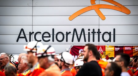 ArcelorMittal-Beschäftigte machten bei einer Kundgebung ihrem Ärger über die Zukunft des Werks Luft. (Archivbild) / Foto: Sina Schuldt/dpa
