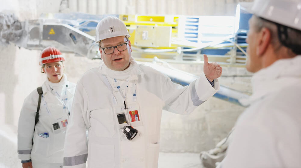 Umwelt Minister Christian Meyer (Mitte) von den Grünen freut sich über den ersten Antrag zur Bergung des Asse-Mülls. (Archivbild)  / Foto: Ole Spata/dpa