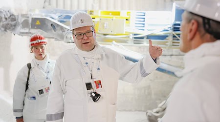 Umwelt Minister Christian Meyer (Mitte) von den Grünen freut sich über den ersten Antrag zur Bergung des Asse-Mülls. (Archivbild)  / Foto: Ole Spata/dpa