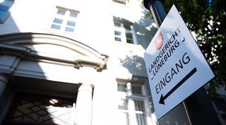 Die Verteidiger der beiden Angeklagten im Lüneburger Prozess um Aufenthaltstitel gegen Bezahlung haben milde Haftstrafen gefordert. (Symbolbild) / Foto: Philipp Schulze/dpa