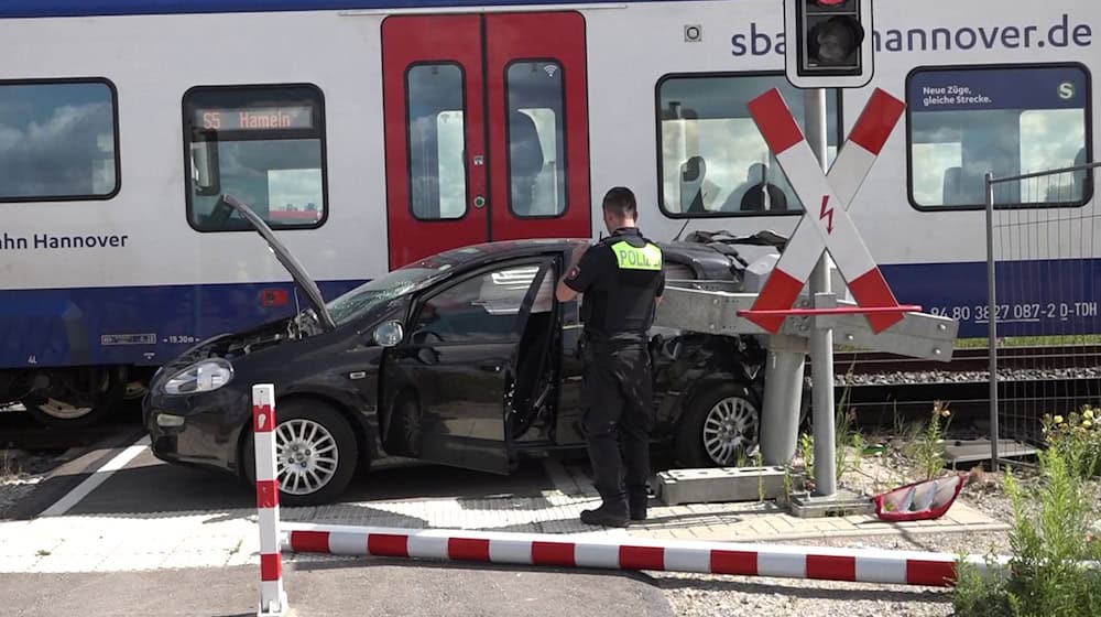 Eine Seniorin ist mit ihrem Auto an einem Bahnübergang mit einer S-Bahn zusammengestoßen. / Foto: Frm/dpa